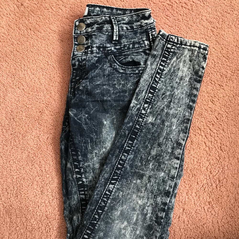Acid washed high waisted jeans
